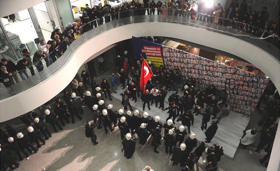 Полиция внутри штаб-квартиры Замана в Стамбуле, 5 марта 16