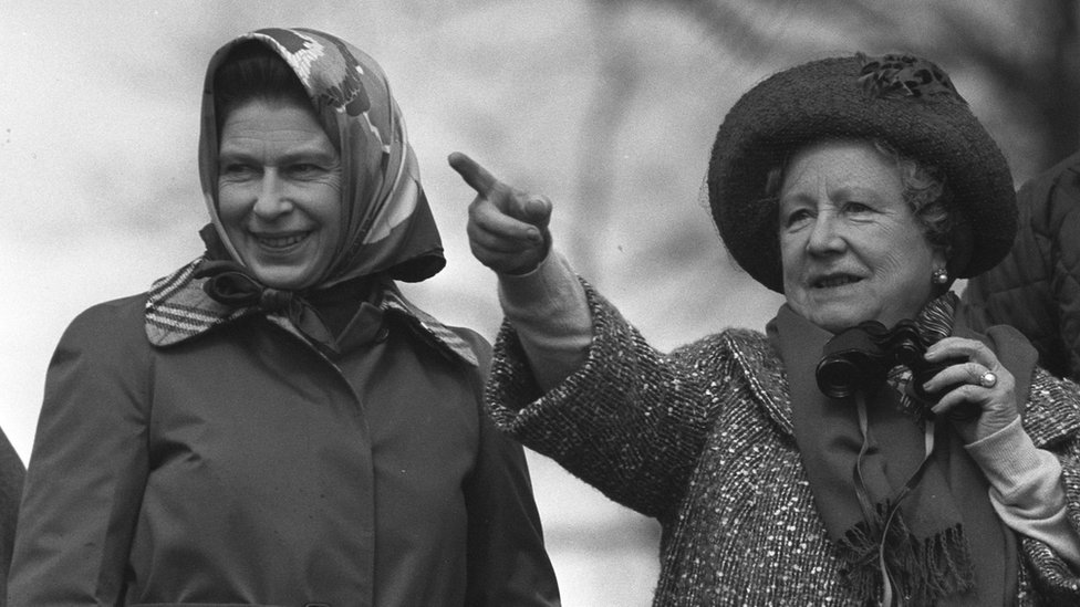 الملكة الأم مع ابنتها الملكة إليزابيث في سباق "رويال آسكوت" عام 1978