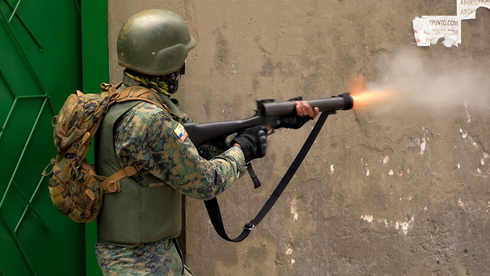 Kolluk kuvvetleri gösterileri bastırmak için göz yaşartıcı gaz kullandı