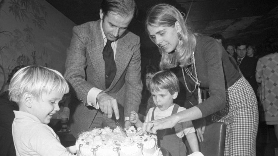 Избранный сенатор Джозеф Байден и жена Нейлия разрезали торт на его 30-летие в ноябре 1972 года, за месяц до фатальной аварии.