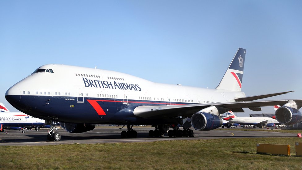 Самолет Boeing 747 British Airways припаркован в аэропорту Борнмута
