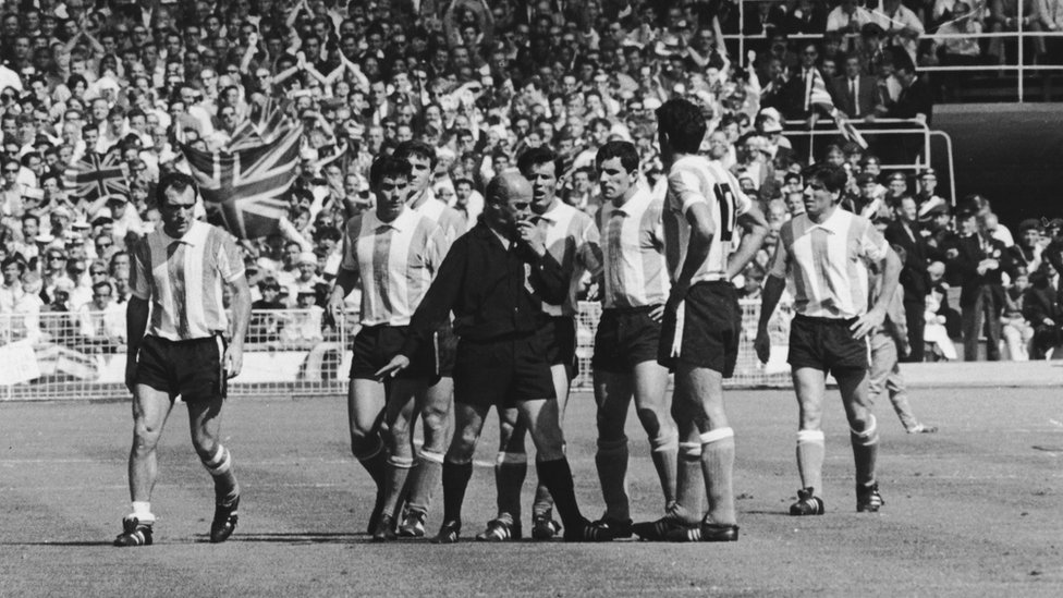 La escena en la que Rattin es expulsado en el mundial de 1966. Jugadores argentinos rodean al árbitro