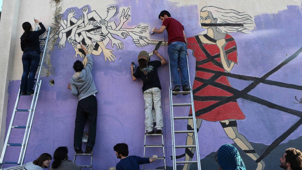 Молодежь работает над фреской против насилия в отношении женщин в Анкаре