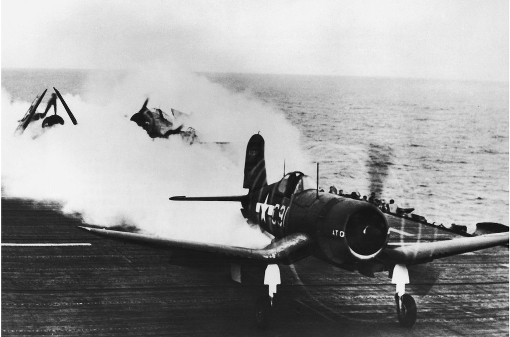 1944年10月，一架美國海軍戰鬥機在噴射器助推起飛後降落在一艘航空母艦的甲板上。
