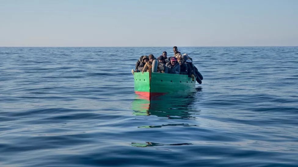 الأفارقة في تونس: غرق 29 شخصا بعد انقلاب قارب للمهاجرين قبالة سواحل تونس