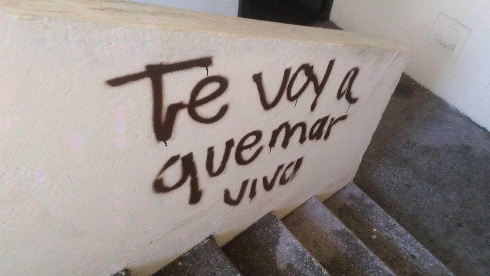 Painted on the stairs of Padilla's apartment, in photos that the victim shared on her Twitter account.