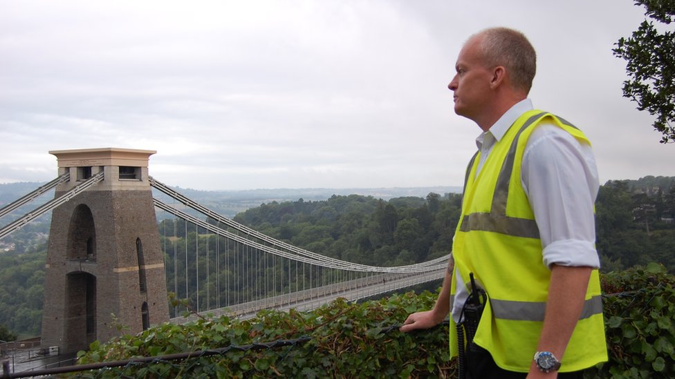Шон Филлимор смотрит на Клифтонский подвесной мост