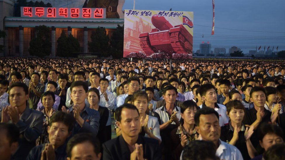 Ciudadanos participan en un homenaje a los científicos que trabajan en el programa nuclear de Corea del Norte.