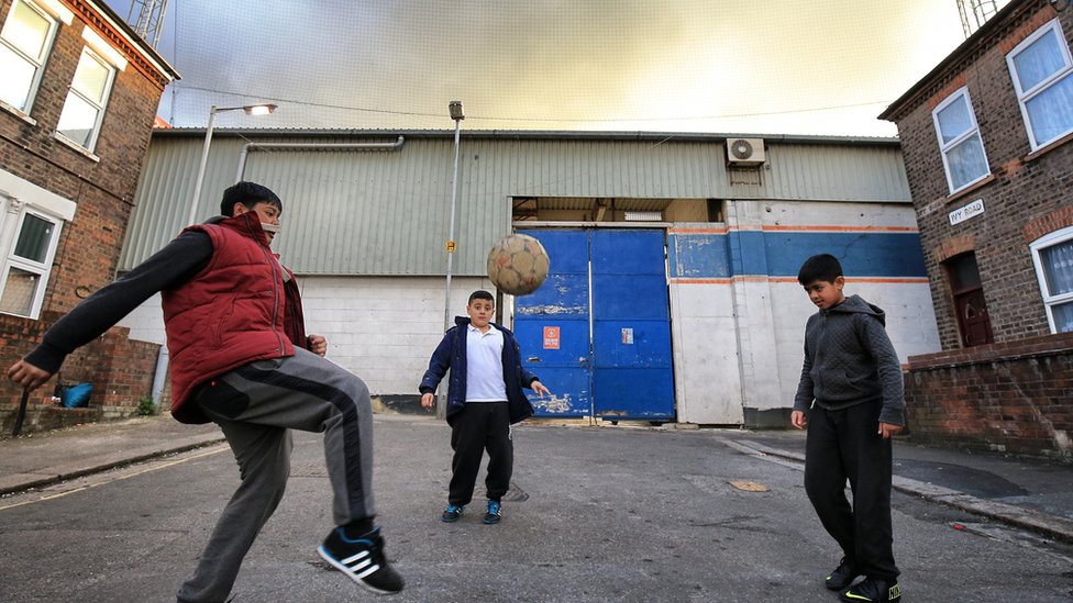 Мальчики играют в футбол в тени Кенилворт-роуд