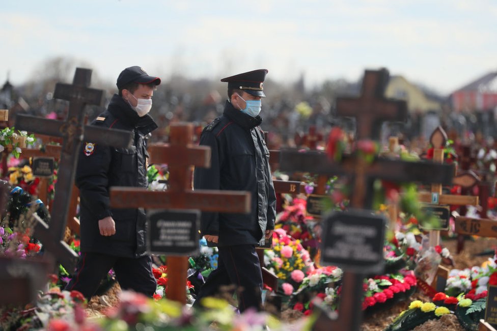Policías en el cementerio de Novo-Talitskoye, Rusia, el 28 de abril de 2020.