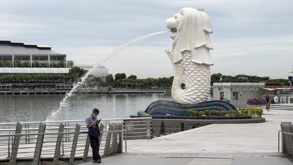 Un hombre en una plaza de Singapur