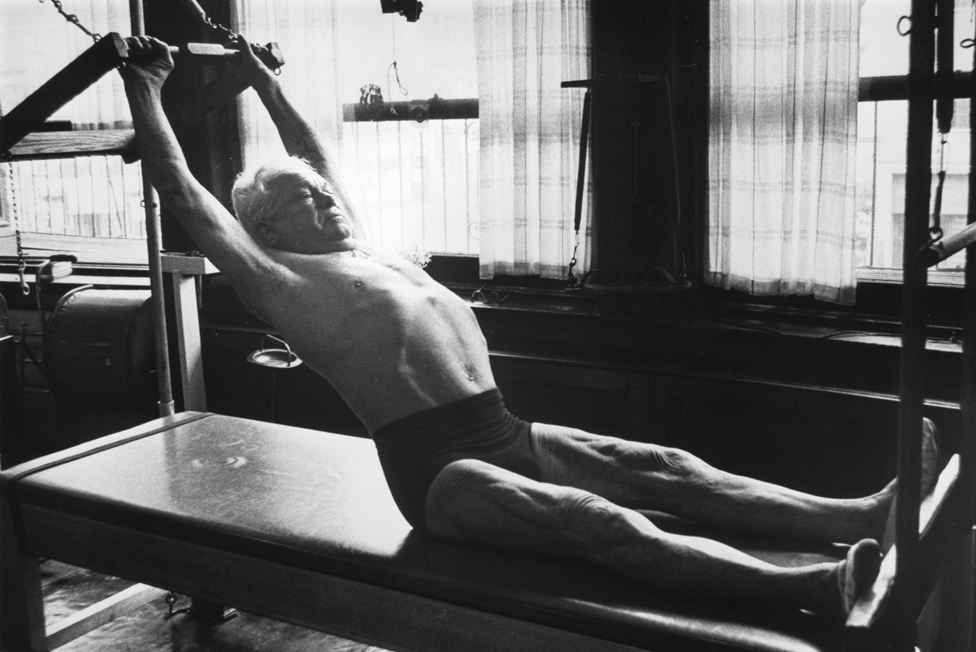 Joseph H. Pilates en su estudio en Nueva York alrededor de 1960.