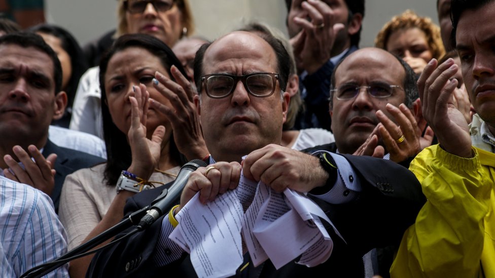 El presidente del parlamento venezolano, Julio Borges, rompió públicamente la sentencia. El presidente del parlamento venezolano, Julio Borges