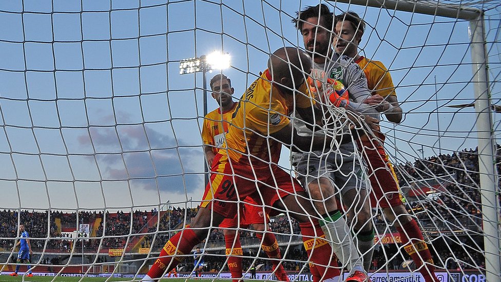 El tanto del empate contra Sassuolo fue un momento de júbilo pasajero para la sufrida afición del Benevento. Jugadores del Benevento