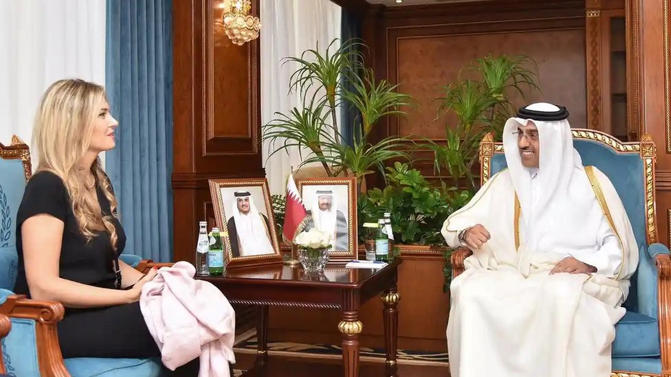 وزير العمل القطري علي بن سعد المري مع إيفا كايلي، نائبة البرلمان الأوروبي والمتهمة بتلقي رشوة من قطر