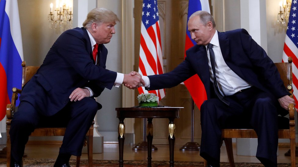 Президент США Дональд Трамп и президент России Владимир Путин пожимают друг другу руки на встрече в Хельсинки, Финляндия, 16 июля 2018 г.