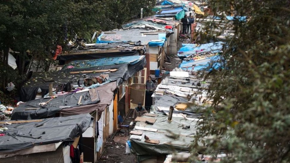 Barracões em favela