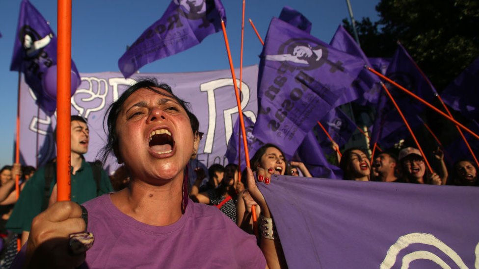 Una mujer grita durante una protesta de mujeres en Chile el año pasado.
