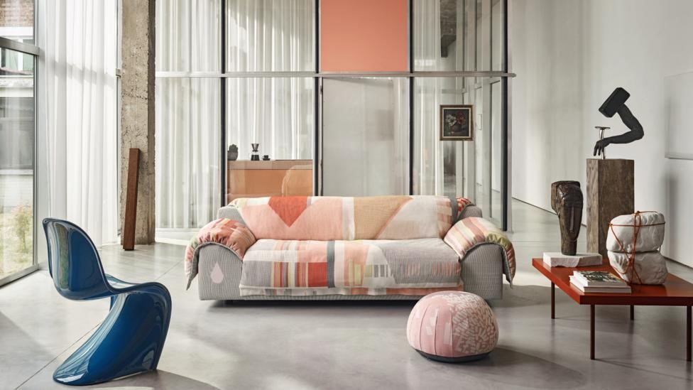 Varios muebles con diferentes colores