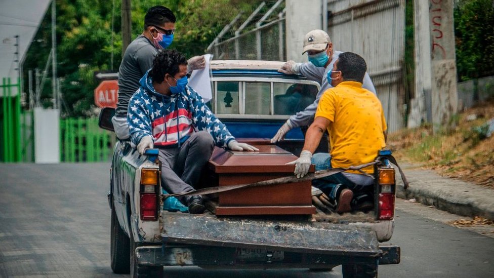 Camioneta con un ataúd en Managua.