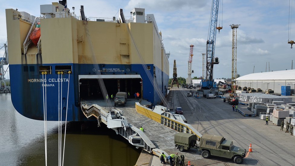Транспортные средства сил НАТО «Острие» высадились по прибытии из Испании в порт Щецин, Польша