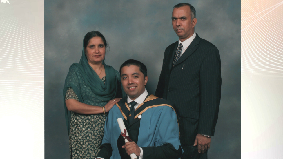 Кэл Дхиндса с родителями на выпускном; Гурдев Каур и Мохиндер Сингх