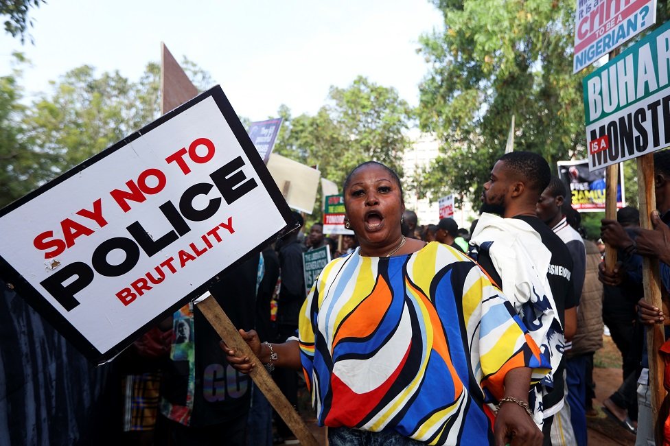 سيدة تشارك في مظاهرة ضد وحشية الشرطة في نيجيريا