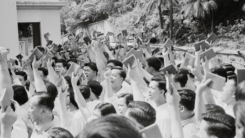 香港「斗委會」成員手持《毛語錄》到總督府示威（28/5/1967）