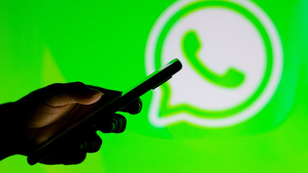 WhatsApp: Mark Zuckerberg reveals new privacy features - BBC News
