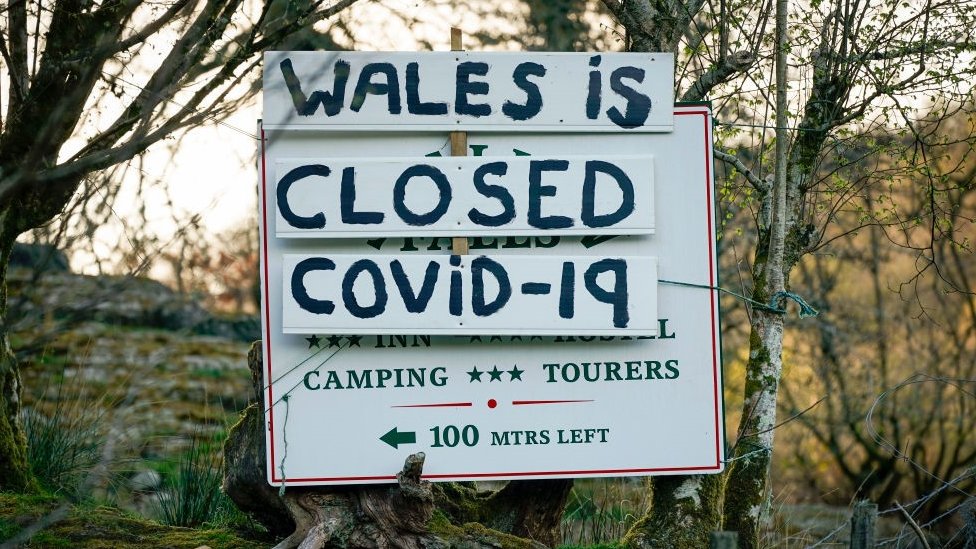 Табличка с надписью «Уэльс закрыт»