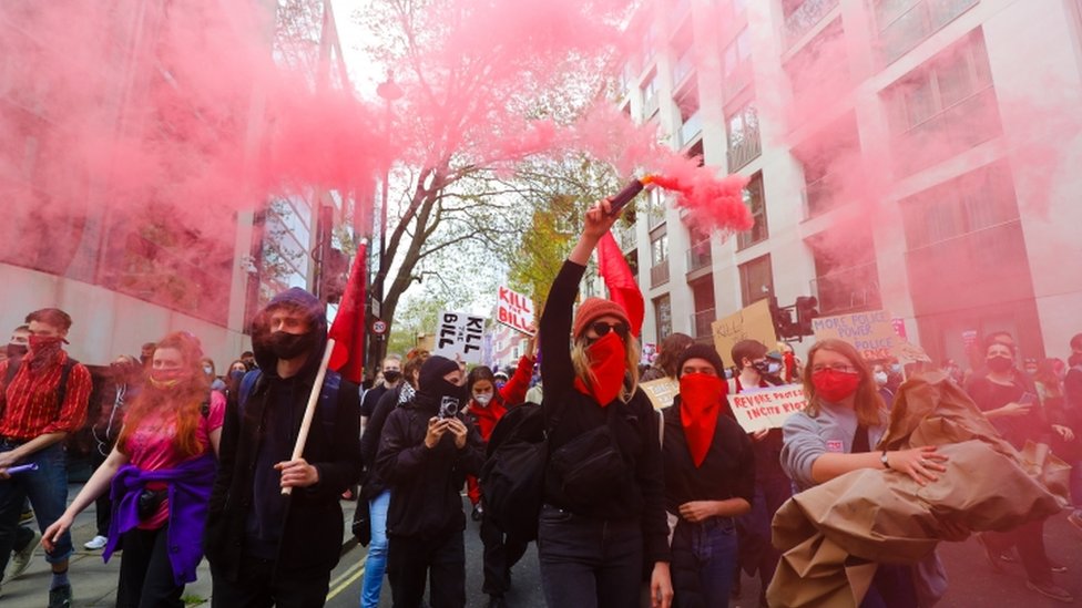 قام بعض المتظاهرون برفع مشاعل حمراء خلال المسيرة في وسط لندن