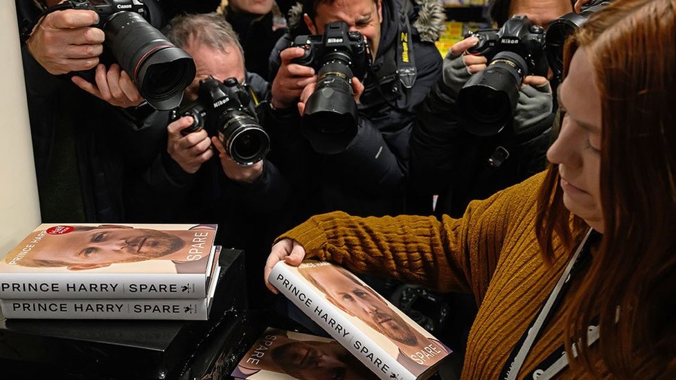 تجمع للصحافة في مكتبة في لندن في منتصف ليل 10 يناير/كانون الثاني قبل طرح كتاب 