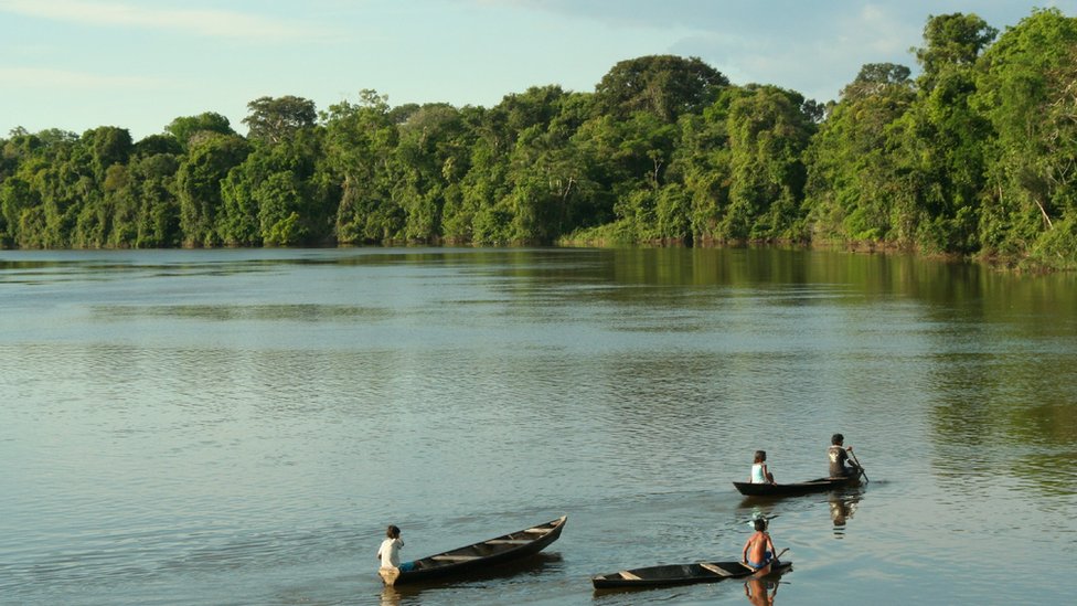 Crianças ribeirinhas em canoas no Rio Tefé, no Amazonas