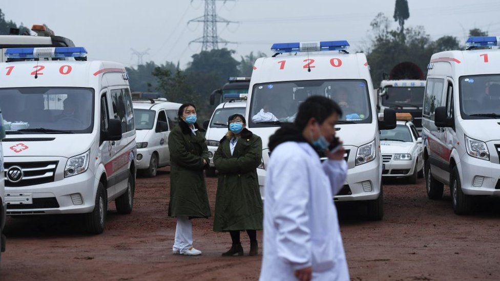 Спасатели ждут возле припаркованных машин скорой помощи возле угольной шахты Дяошуйдун в Чунцине на юго-западе Китая 5 декабря 2020 г.,