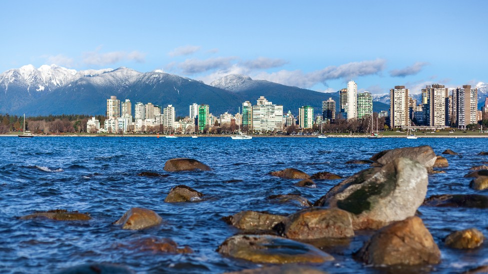 Edificios en Vancouver a la orilla del mar
