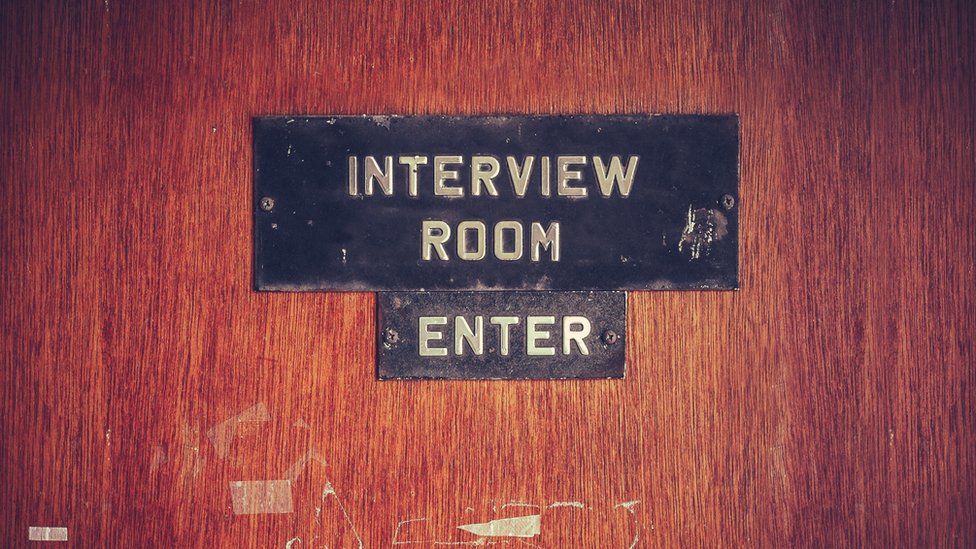 Cartel en una puerta señalando que es una habitación de entrevistas.