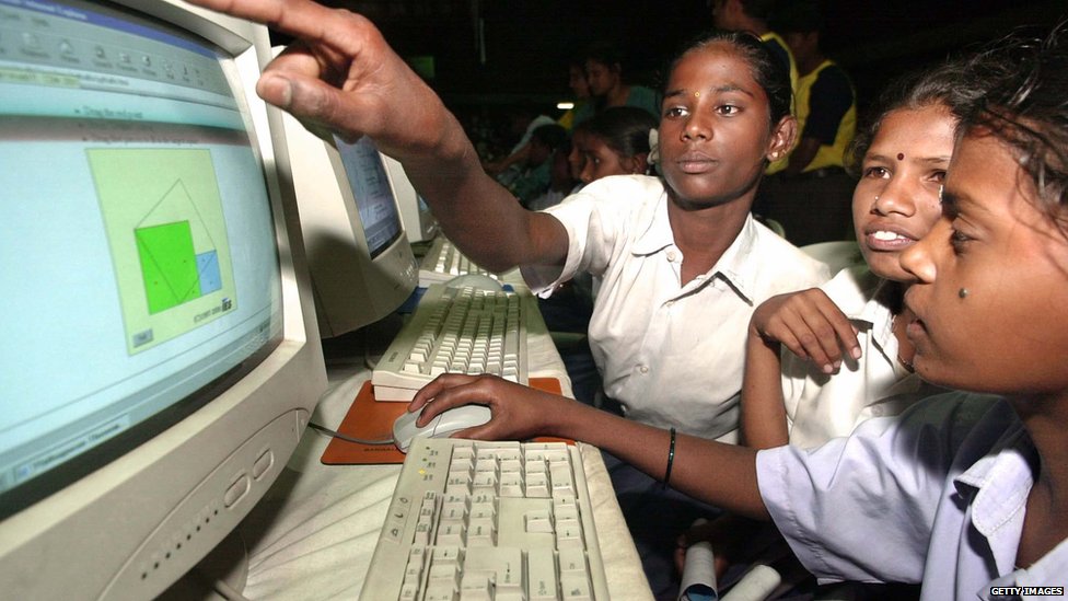 Студенты просматривают Интернет в последний день работы бесплатного интернет-центра «Мир Интернета для студентов» на стадионе Кантирава в Бангалоре. 05 ноября 2001 г.
