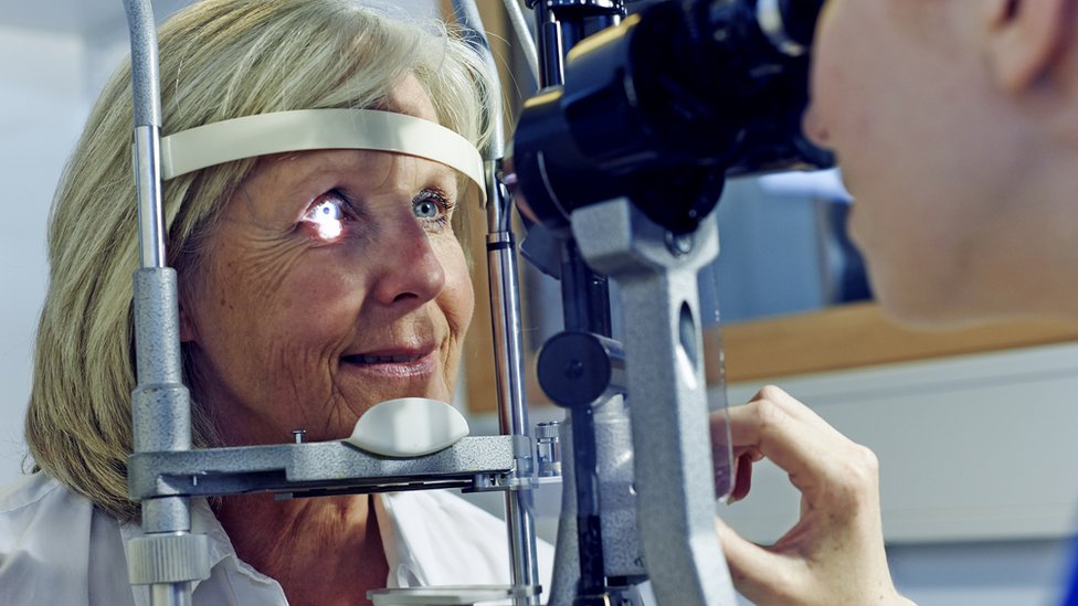 пожилая женщина проходит проверку зрения