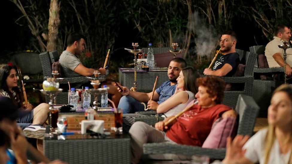 Люди в кафе в Бейруте