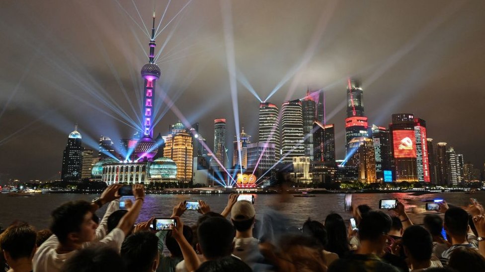 觀眾在上海外灘長廊觀看陸家嘴的燈光秀（資料圖片）