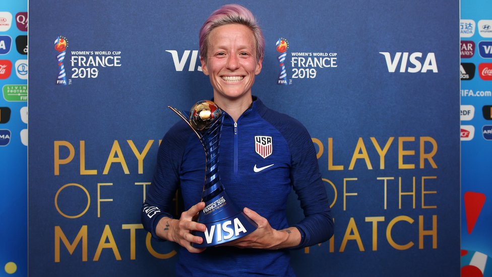 Меган Рапино из США позирует фотографу со своей наградой VISA Player после матча 1/8 финала чемпионата мира по футболу среди женщин 2019 между Испанией и США