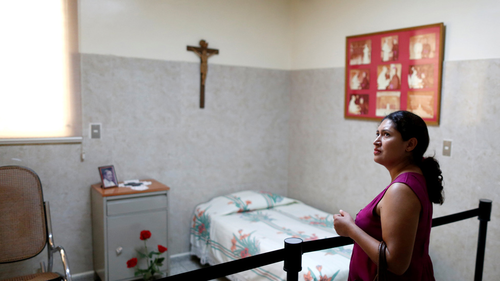 Cecilia en la que fuera la habitación de monseñor Romero en San Salvador.