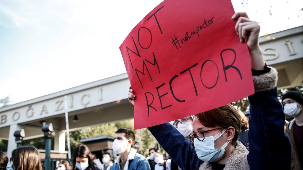 'Benim rektörüm değil' yazılı pankart taşıyan öğrenciler