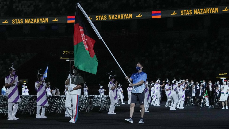 A bandeira do Afeganistão é hasteada na cerimônia de abertura dos Jogos Paraolímpicos de Tóquio 2020, no Estádio Olímpico de Tóquio, em 24 de agosto de 2021.