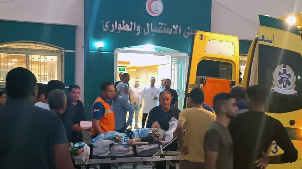Petugas paramedis membawa warga Gaza yang luka menuju sebuah rumah sakit di Arish, Mesir. Rabu (01/11), setelah pintu perbatasan Rafah dibuka.