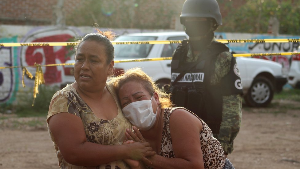 Женщины в слезах возле реабилитационного центра, где нападавшие убили несколько человек в Ирапуато, Гуанахуато, Мексика, 1 июля 2020 года