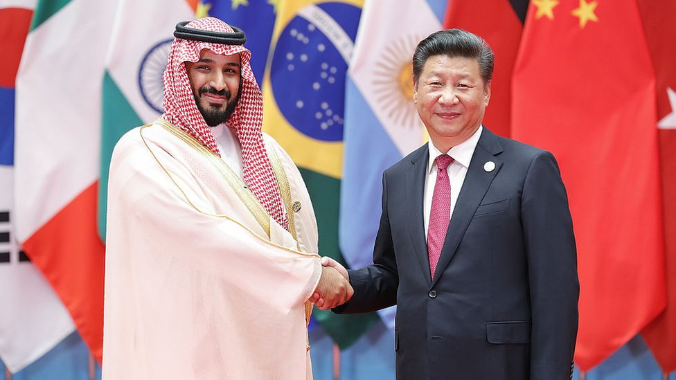 習近平與沙特王儲穆罕默德·本·薩勒曼（ Mohammed bin Salman ）握手。