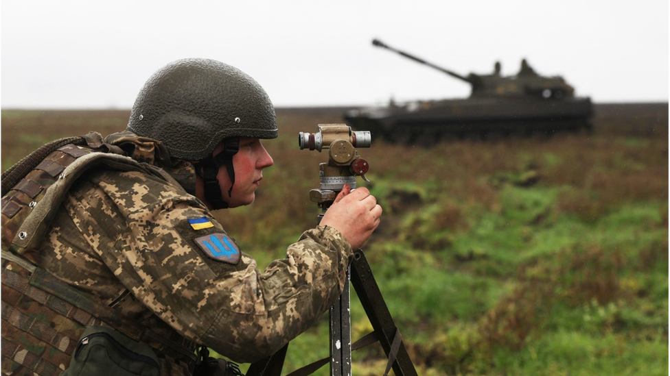 一名烏克蘭士兵在為自行火炮測算瞄凖目標。