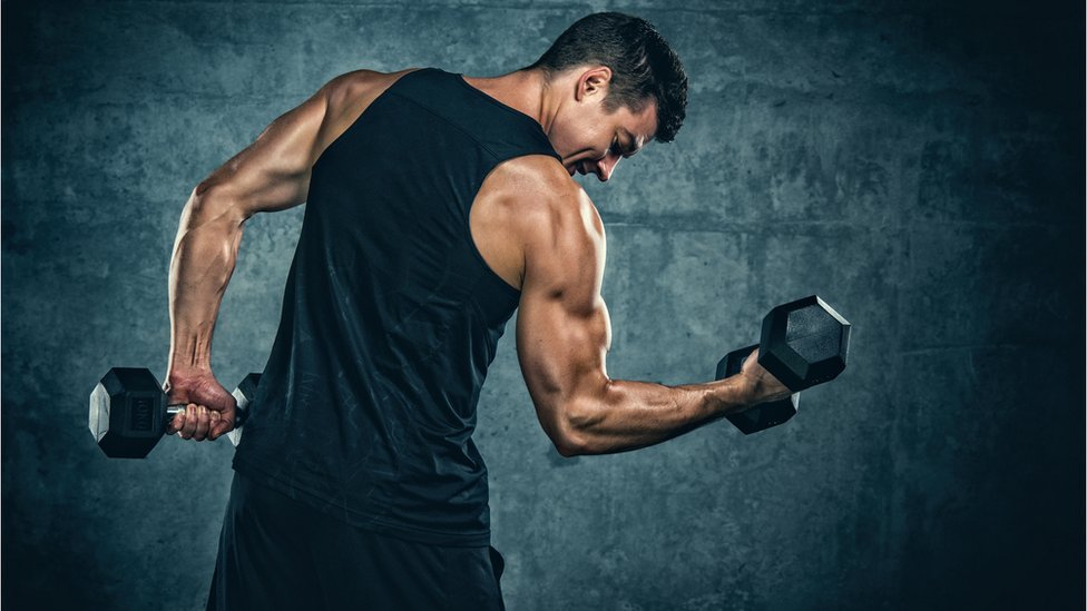 La rotura del tendón entre pacientes jóvenes puede deberse a un sobresfuerzo. Hombre joven levantando pesas.
