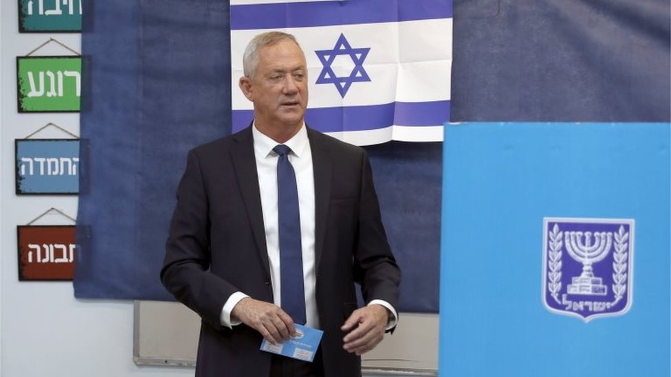 Бенни Ганц из партии «Сине-белые» Израиля голосует на вторых выборах в Израиле в 2019 году 17 сентября.